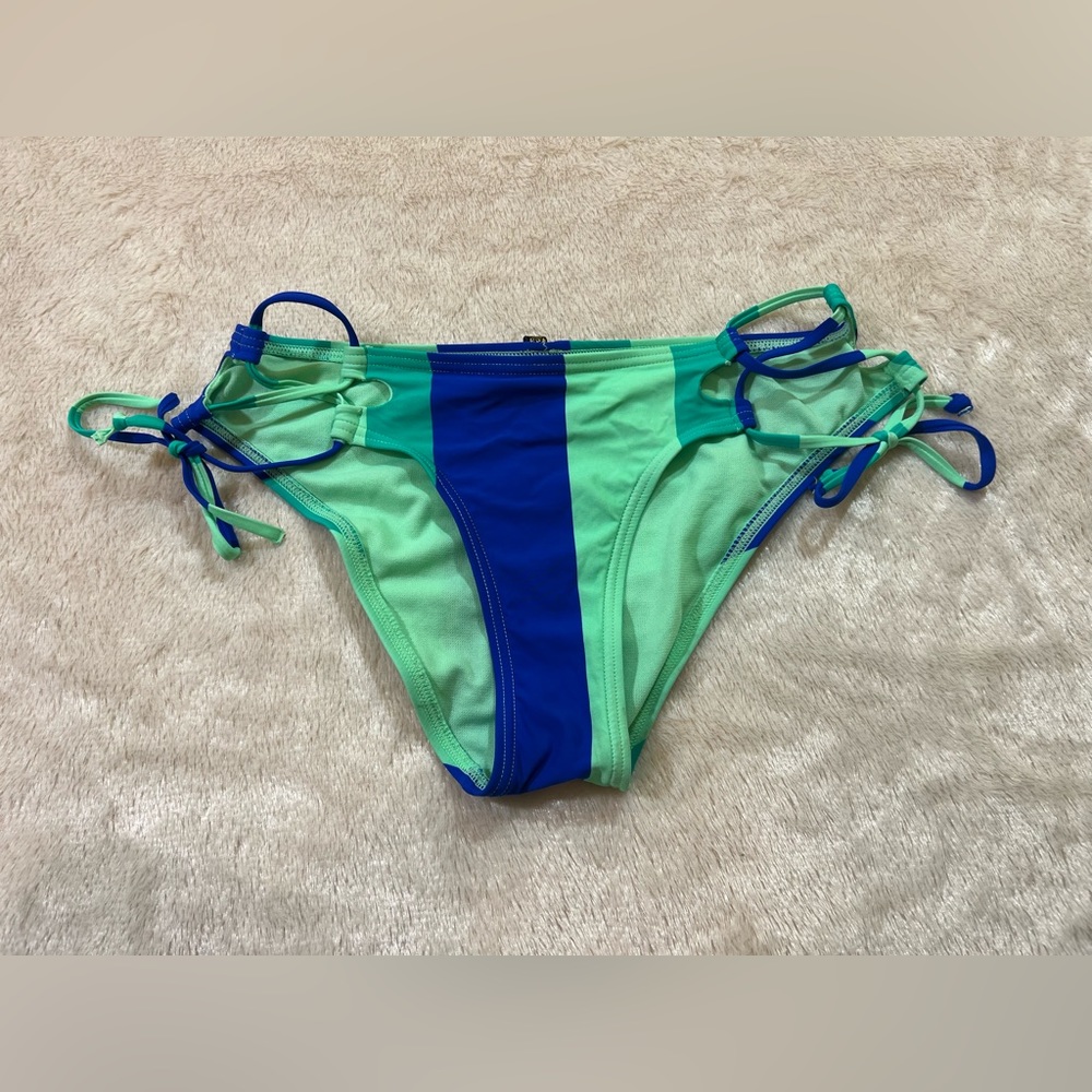✨ 3/$25 ✨ - La Vie En Rose Scrunch Striped Bikini Bottoms M